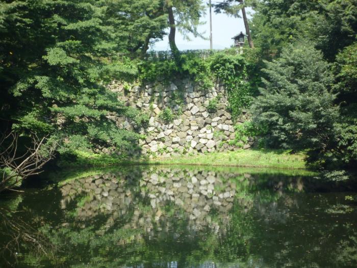 高岡城跡敷地内に残る、水堀と石垣の写真