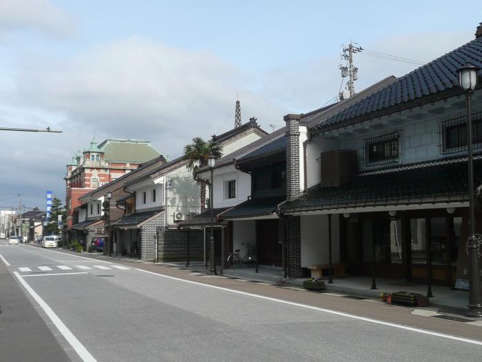 伝統的建造物が建ち並んでいる山町筋の町並みの写真