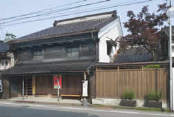 正面右側より撮影された、高岡市土蔵造りのまち資料館(旧室崎家住宅)の建物外観の写真
