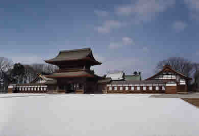 北東側より撮影された、瑞龍寺山門の外観の写真
