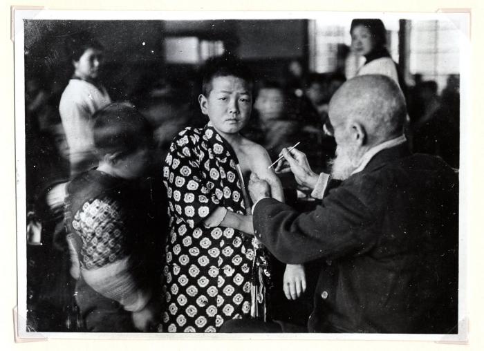 天然痘の予防接種を受けている児童の写真