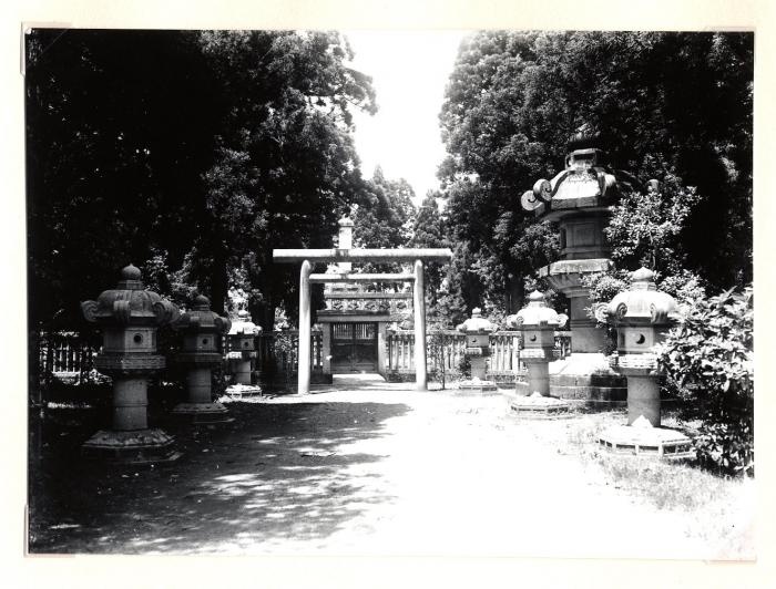 前田利家公御廟所の写真。石製の鳥居や灯篭がある。