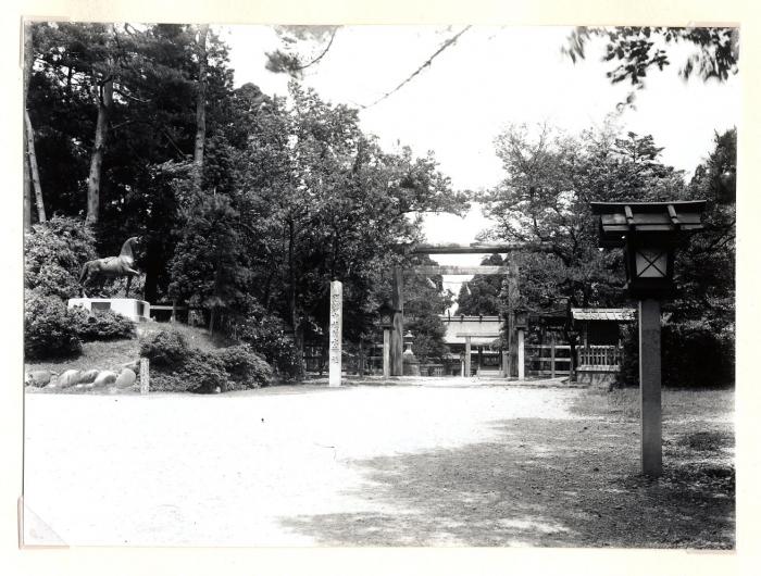 射水神社の写真。鳥居や馬の銅像などがある。