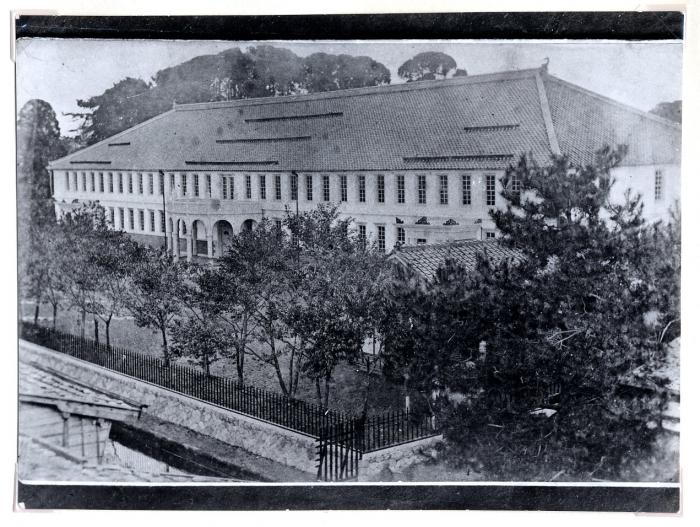 1888年当時の育英小学校校舎の外観をおさめた古写真