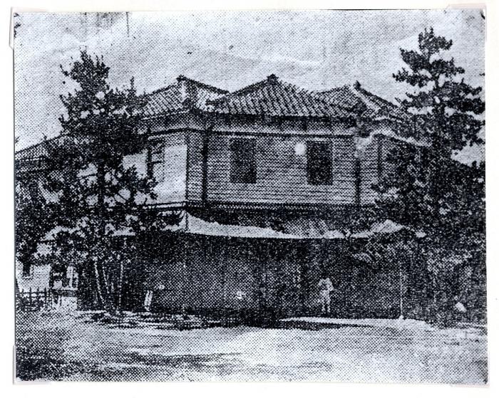 1885年当時の高岡米穀取引所の建物外観をおさめた古写真