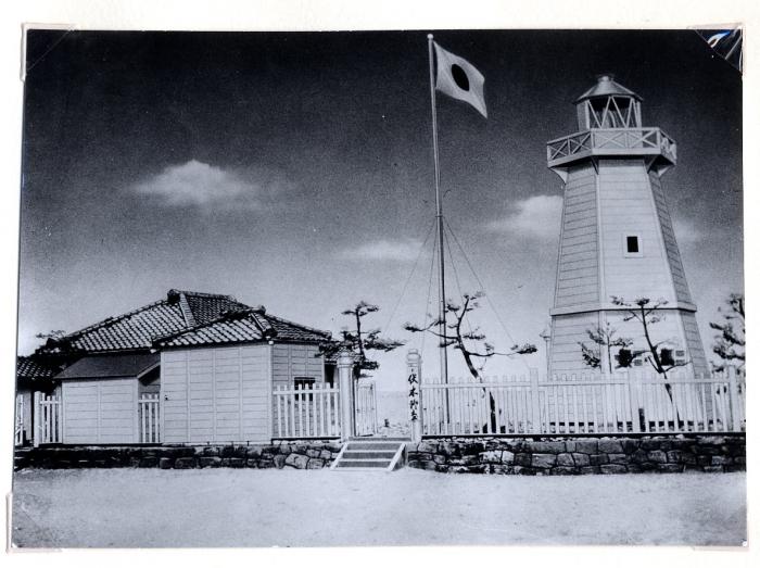 1877年当時の伏木灯台の外観をおさめた古写真