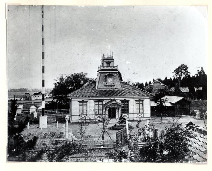 1909年当時の伏木測候所の建物外観をおさめた古写真