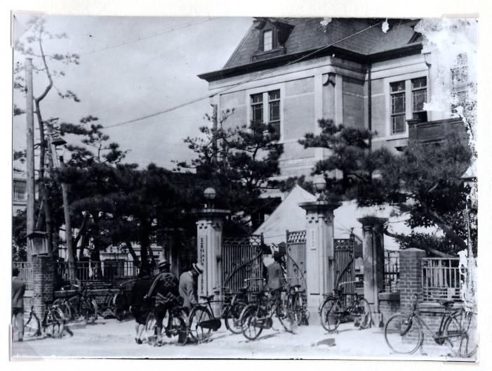 往時の高岡市役所庁舎とその正面の門前を行き交う人々の古写真