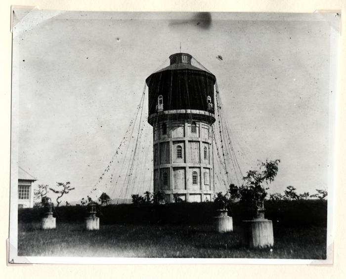1931年当時の清水町配水搭の外観をおさめた古写真