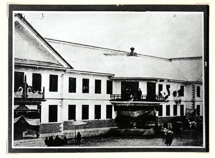 1888年当時の育英小学校校舎の外観をおさめた古写真