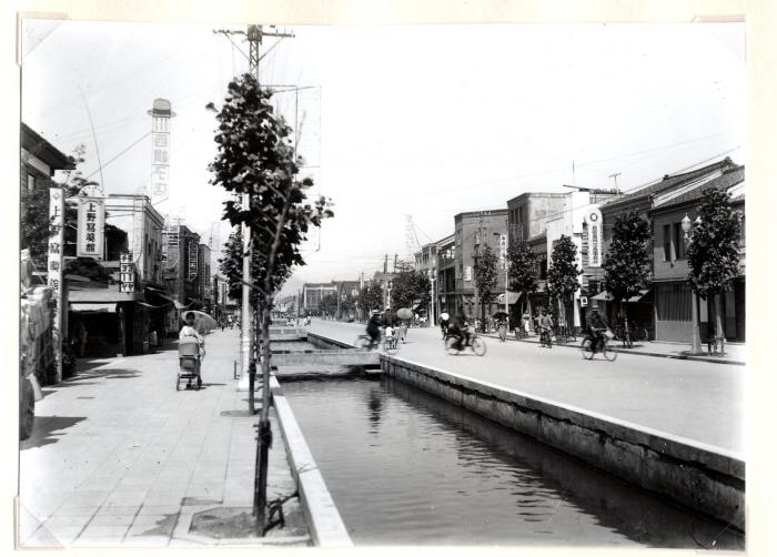 昭和23年頃の片原町通りの写真。真ん中に川が流れている。