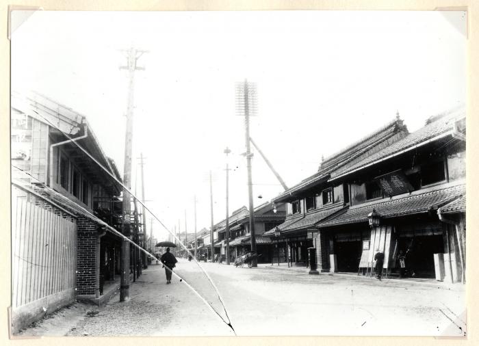 木舟町から守山町を見た町並みの写真。土蔵造りの店が建ち並んでいる。