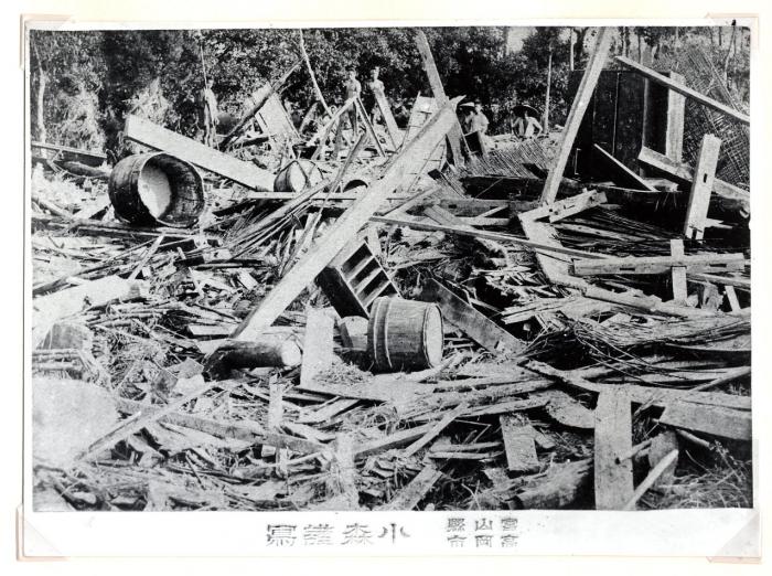 明治29年8月2日の大洪水の被害があった後の倒壊した家屋の残骸の写真