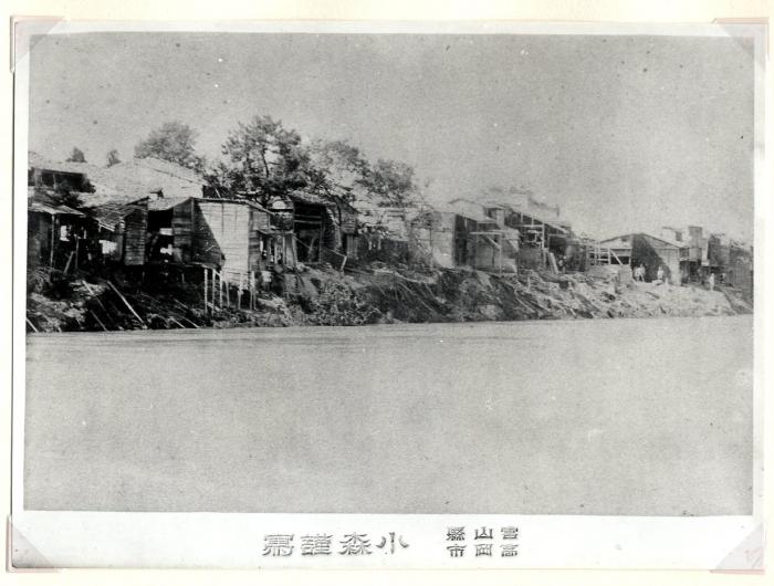 千保川大洪水の際の金屋町の写真。多くの家が壊れている。