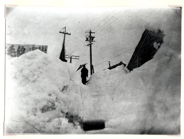 大雪の被害を受けた高岡駅前の写真。雪が山のように積もっている。