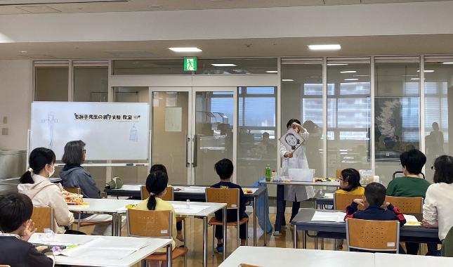 もみ子先生の親子実験教室 手品を披露