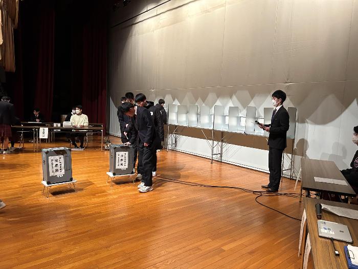 選挙啓発出前講座における模擬投票の実施風景の写真