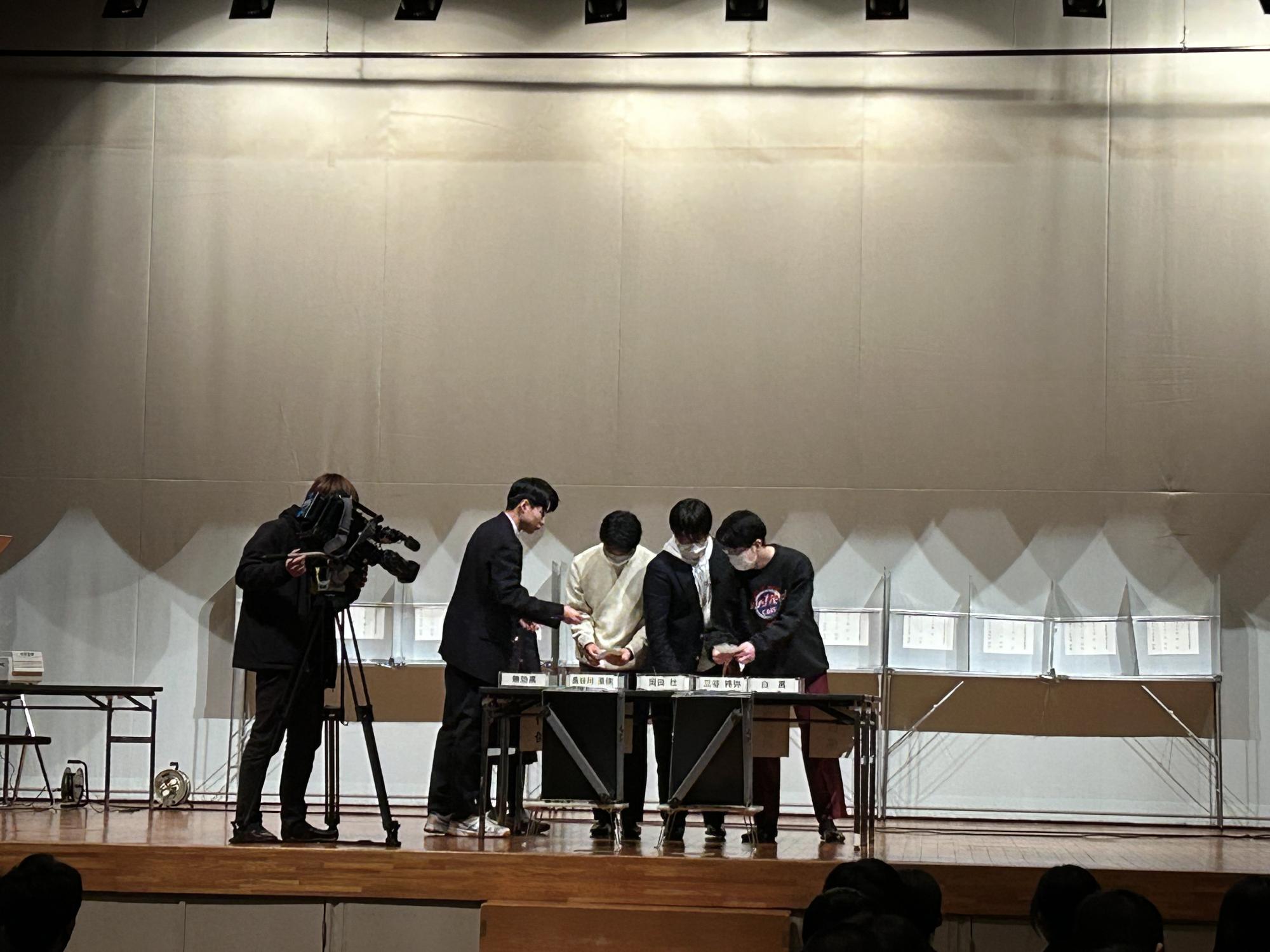 選挙啓発出前講座における模擬選挙開票作業の写真