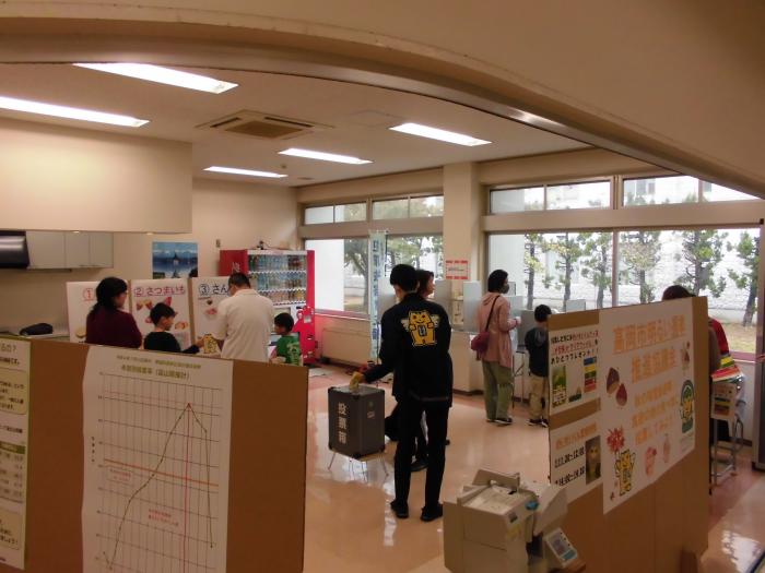 自動交付機があり、パネル展示に囲まれたスペースに投票箱が置いてある選挙啓発ブースの写真