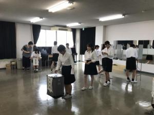 投票作業の体験をしている生徒たちの写真
