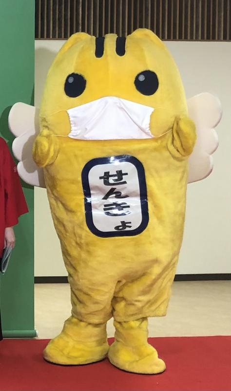 マスクをしためいすい君の全体写真