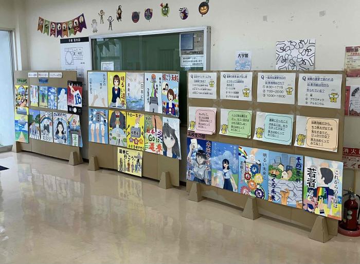 20枚以上の選挙啓発ポスターが並んでいるパネル展示の写真