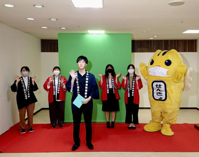 万葉集全20巻朗唱の会の参加者たちとめいすい君が手を振っている写真
