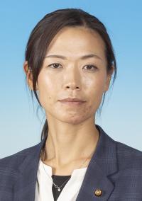 スーツを着たまとめ髪の女性の写真
