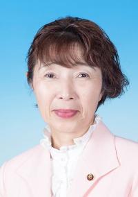 ピンクのスーツを着た髪の短い女性の写真