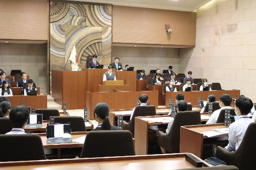 高校生が模擬議会体験をしている写真