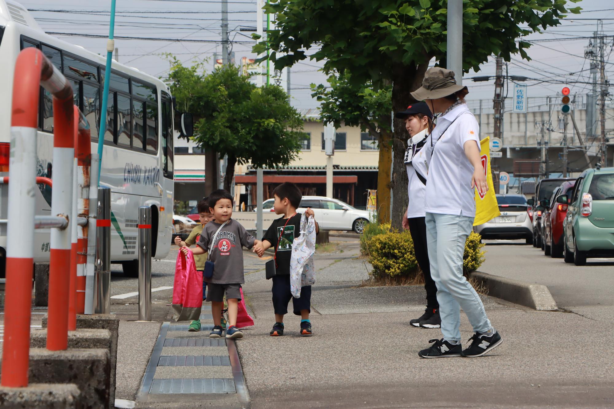 はじめてのおつかいで園児が店に向かっている写真