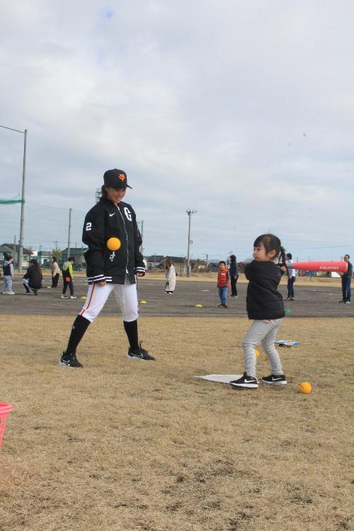 子どもに打ち方を指導する読売ジャイアンツ女子選手の様子