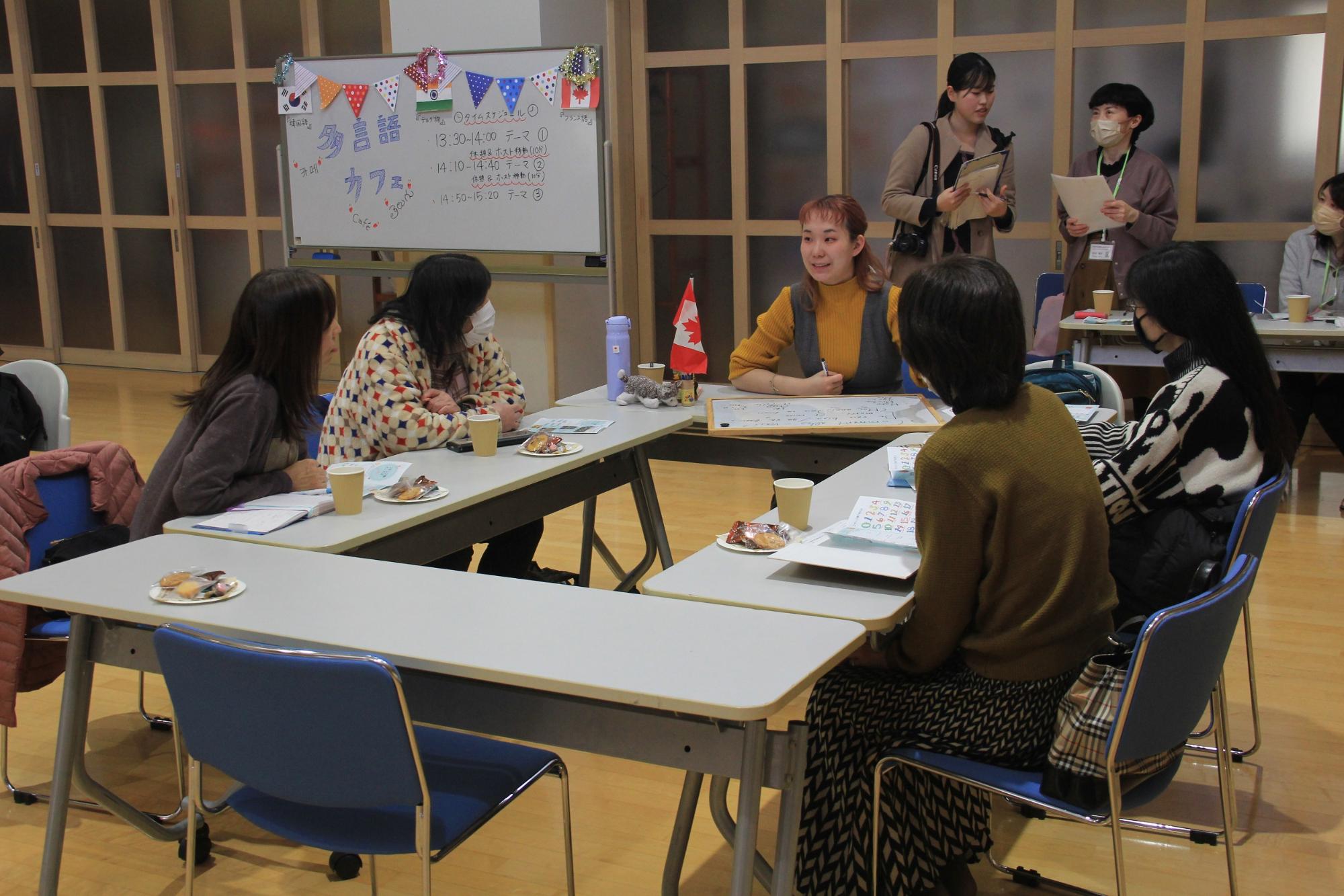 グループで異国の文化を学んでいる様子