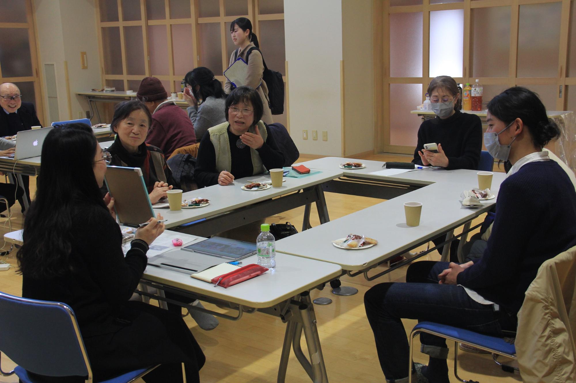 グループで異国の文化を学んでいる様子