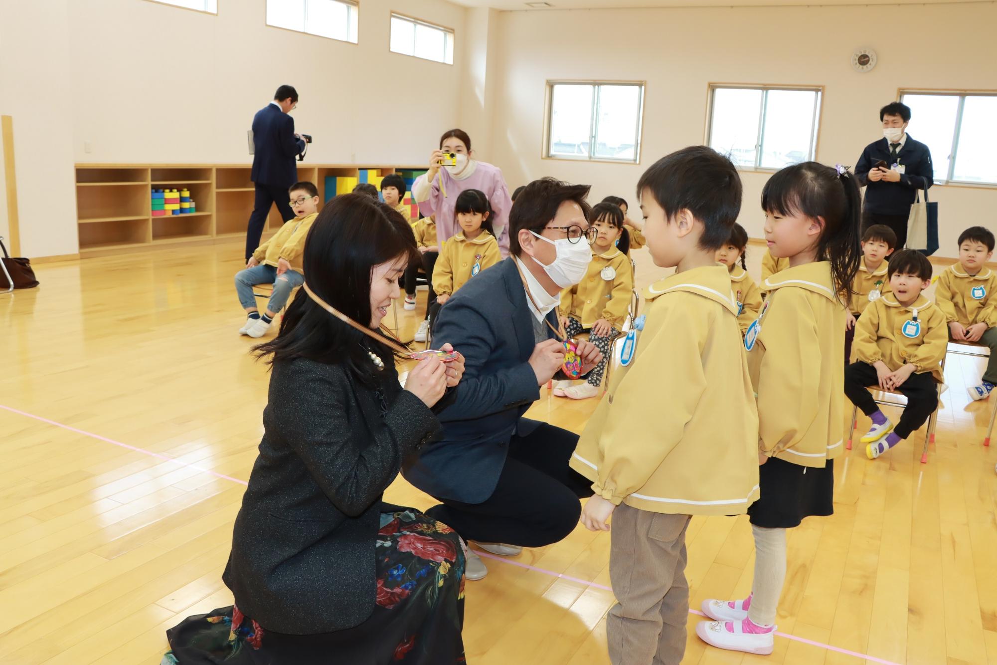 園児からお礼のプレゼントをもらう様子