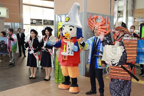 新高岡駅で観光客をお出迎えする様子