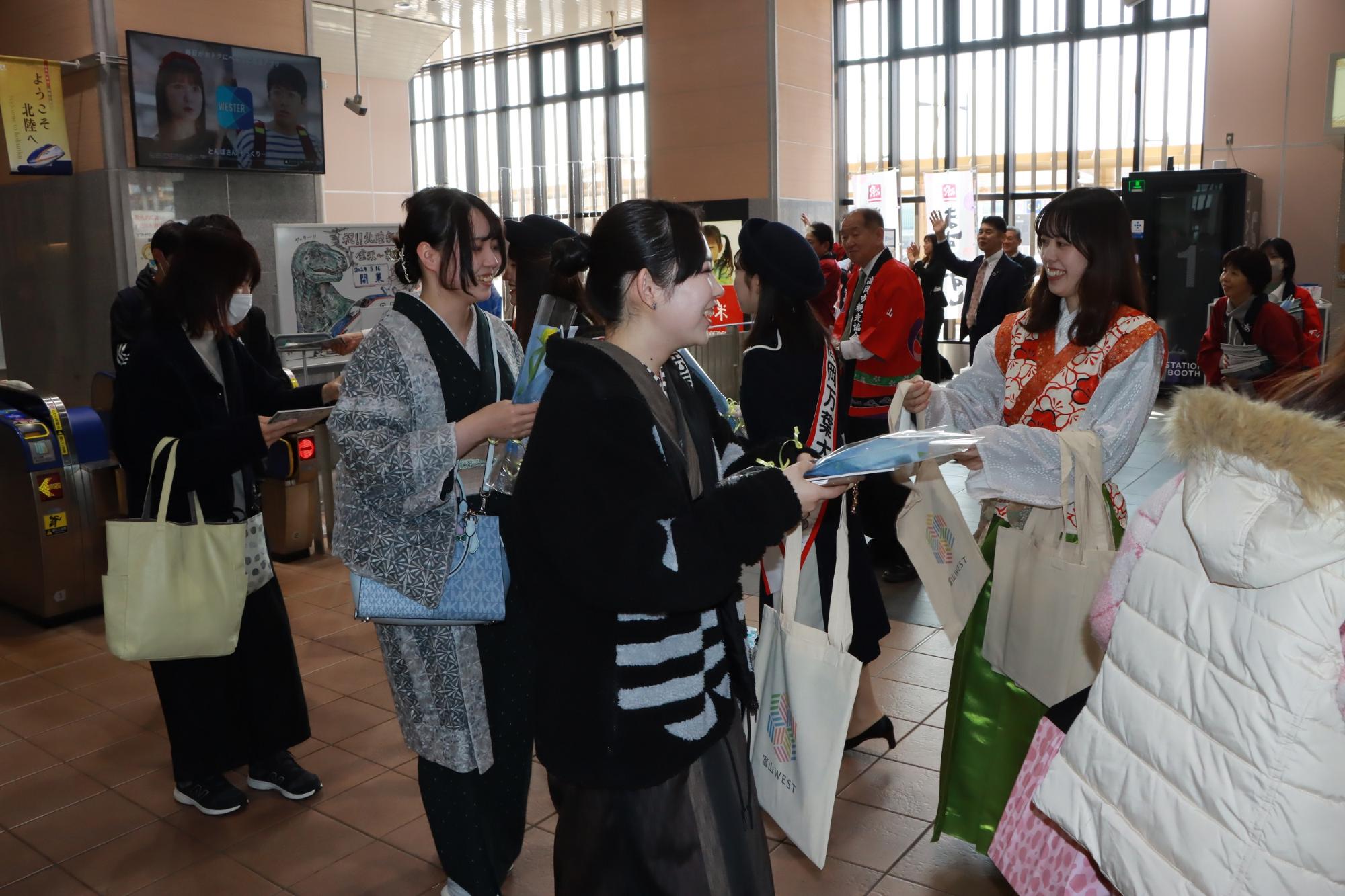 新高岡駅で観光客をお出迎えする様子