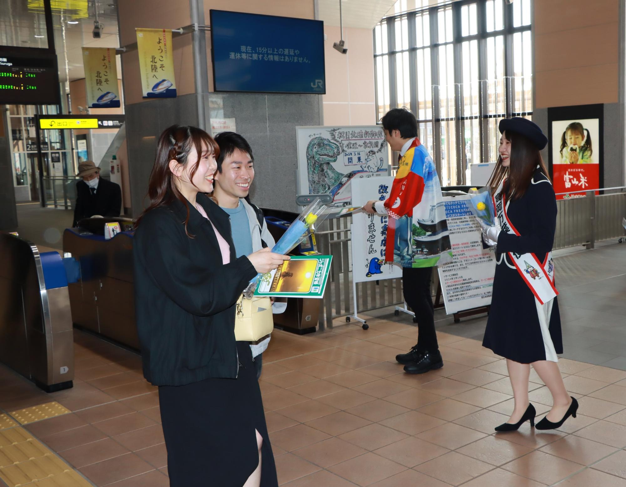 新高岡駅で観光客をお出迎えする様子