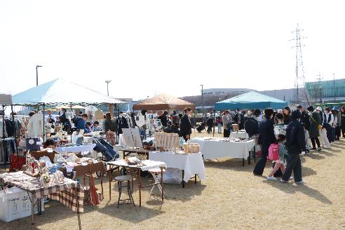 新高岡駅南口公園でのマルシェの様子