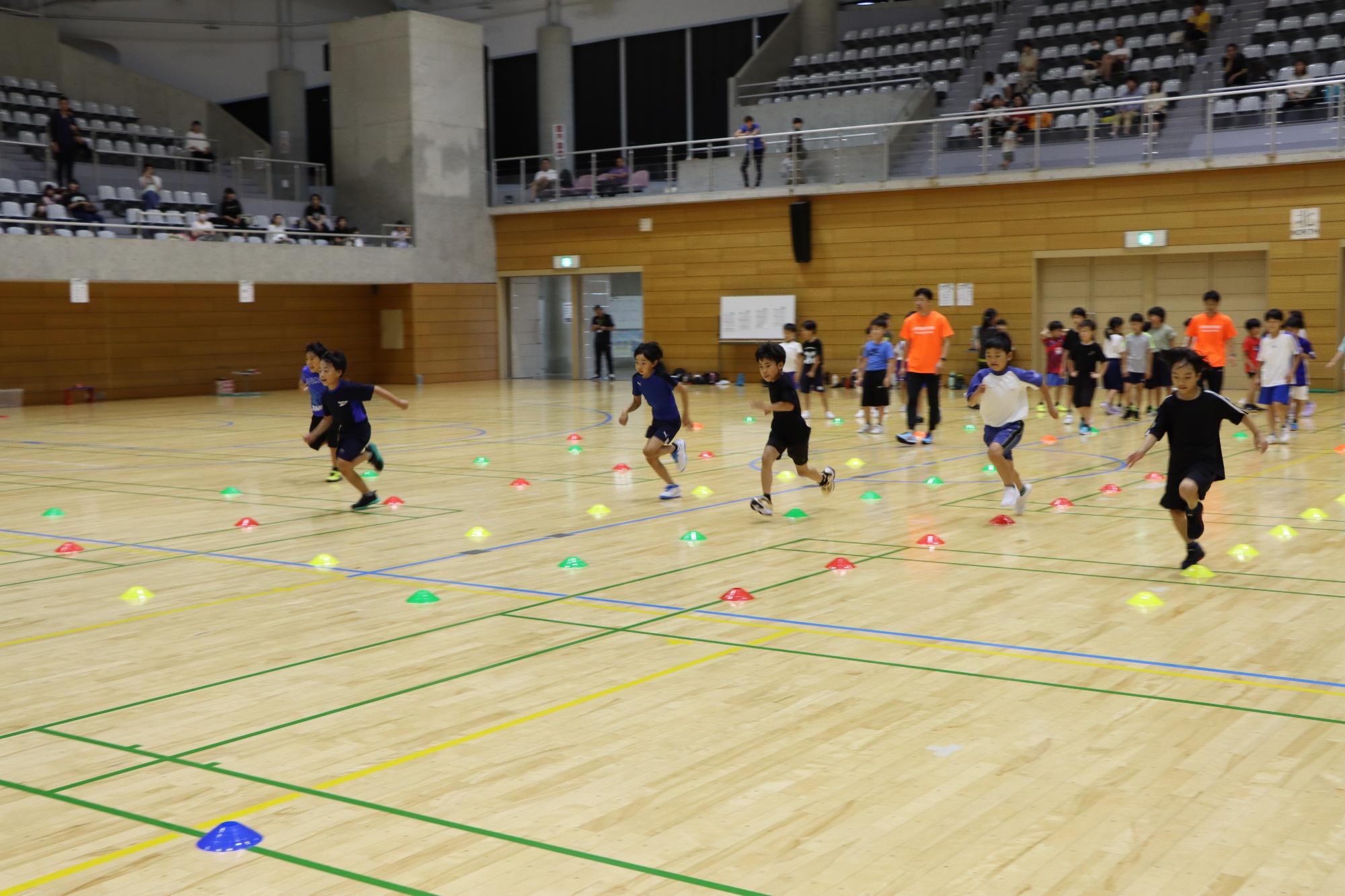 走り方を学び、実践するこどもたちの様子