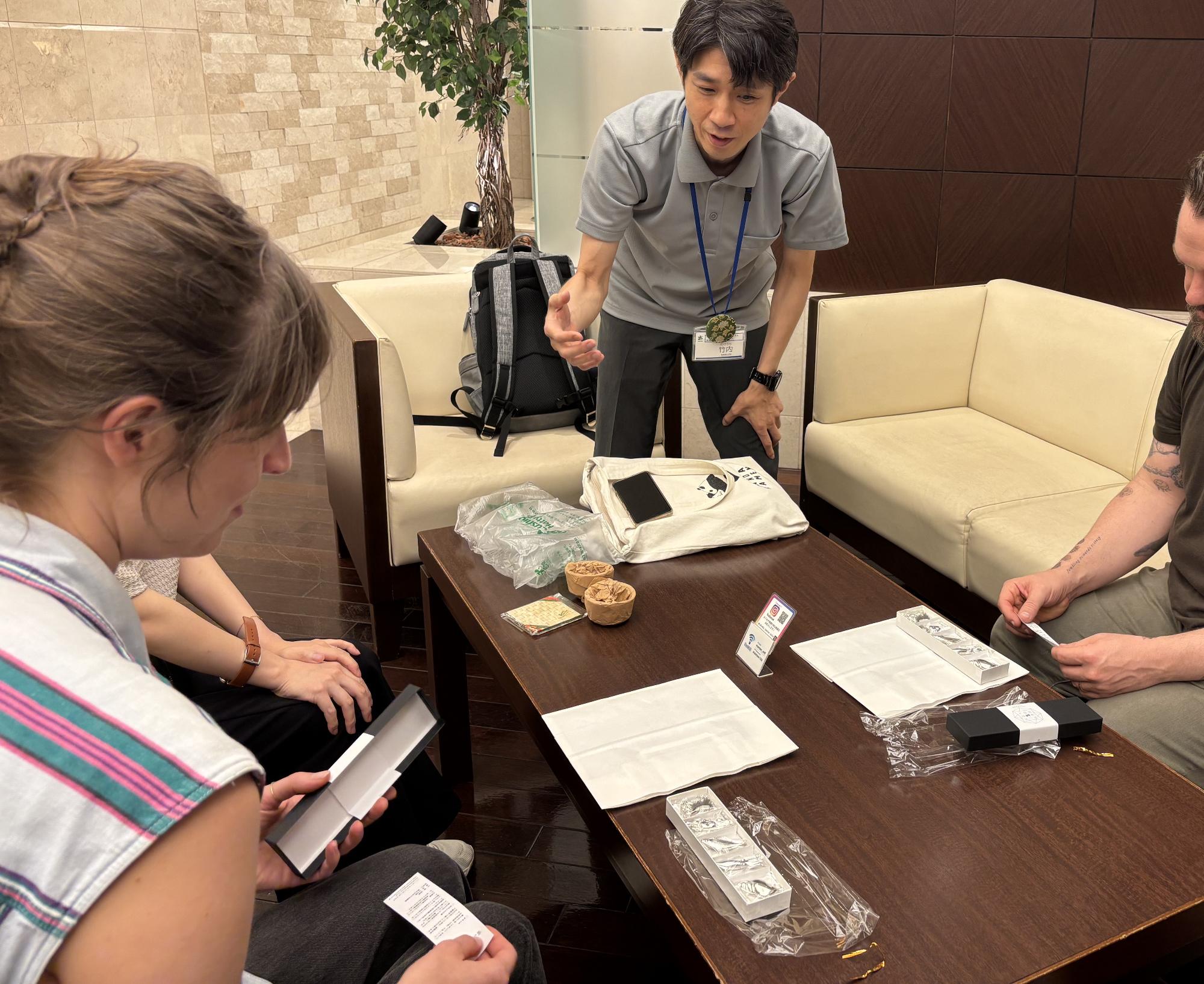 チャレンジ新商品を受け取る海外バイヤー