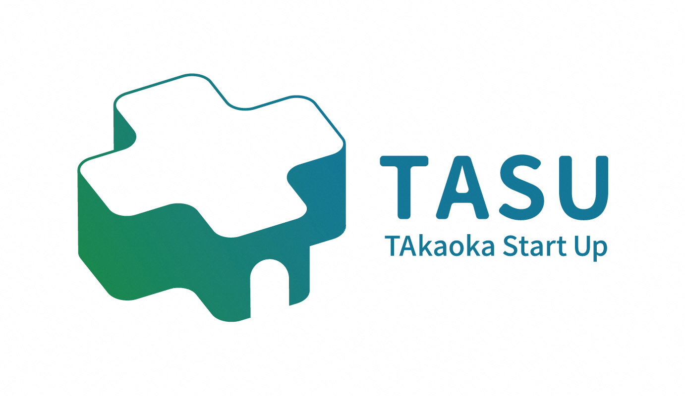 立体で角丸の十字の隣に「TASU TAkaoka Start Up」と書かれた文字が緑と青のグラデーションで作られたロゴマーク