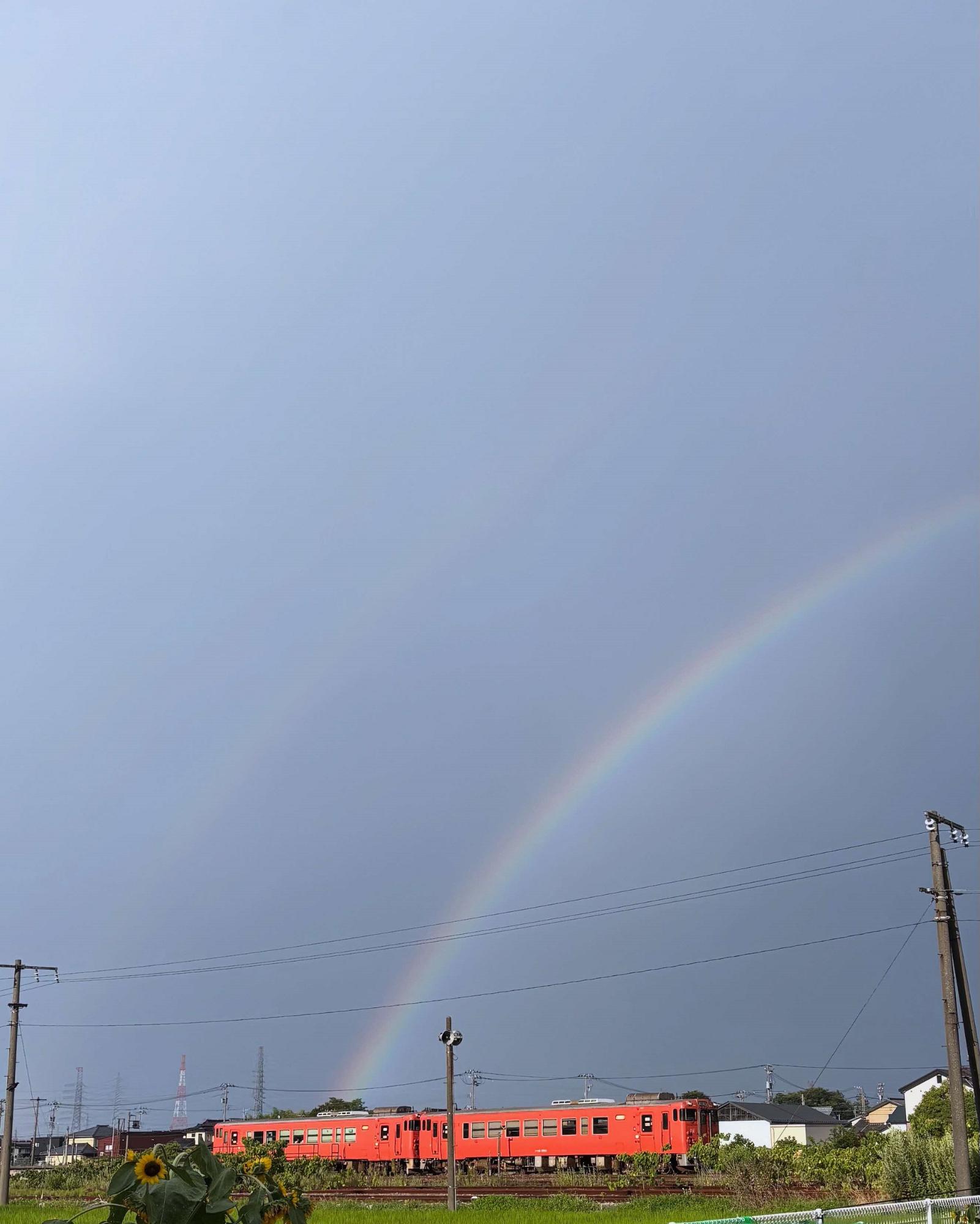 電車からのびる虹の橋