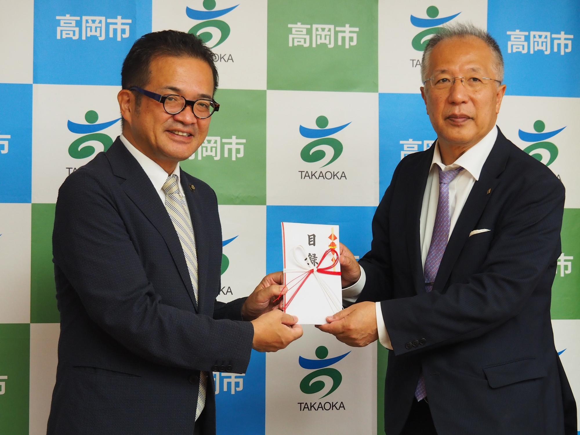 市長に目録を手渡している様子
