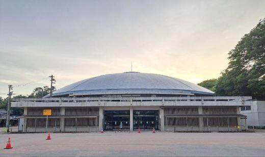 平たいドーム状の建物の写真