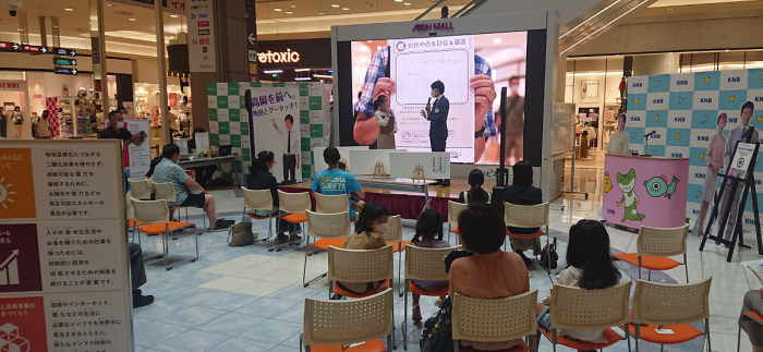市長が2日間(8/9,8/10)に渡ってイオンモール高岡で多くの家族連れとトークしている写真