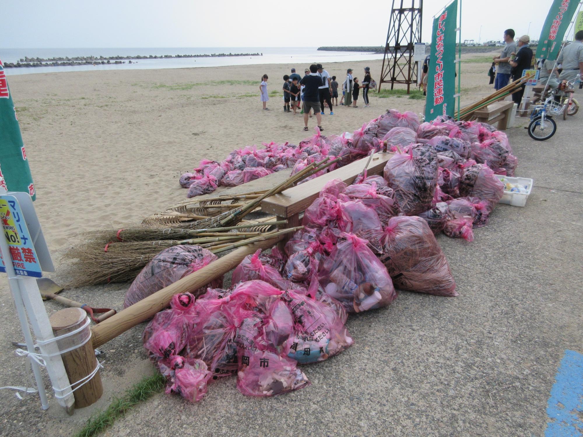 海岸特別清掃により回収されたゴミ入り袋の山の写真