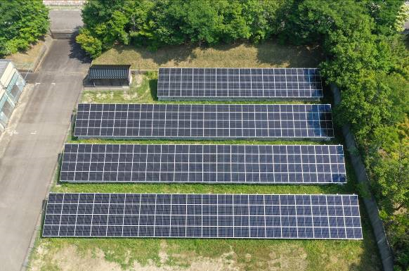 高岡斎場に設置された太陽光パネルの写真