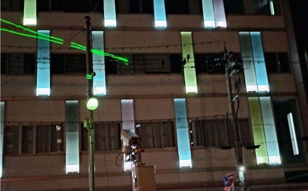 電線に照射したカラスレーザー装置の写真