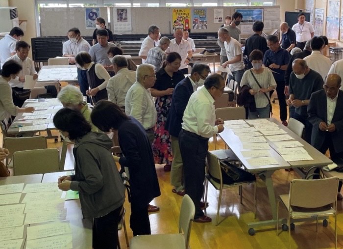 アイデアに投票シールを貼る地域住民